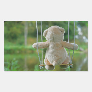 Beer op schommel vanaf de rug. rechthoekige sticker