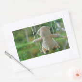 Beer op schommel vanaf de rug. rechthoekige sticker (Envelop)