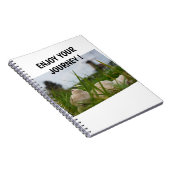 Beer relaxt in natuur met Hollandse molen. Notitieboek (Rechterzijde)