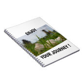 Beer relaxt in natuur met Hollandse molen. Notitieboek (Rechterzijde)