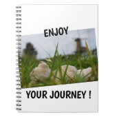 Beer relaxt in natuur met Hollandse molen. Notitieboek (Voorkant)