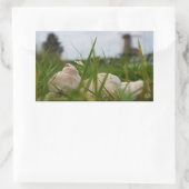 Beer relaxt in natuur met Hollandse molen. Rechthoekige Sticker (Tas)