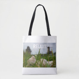Beer relaxt liggend in het gras met een Hollandse Tote Bag