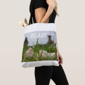 Beer relaxt liggend in het gras met een Hollandse Tote Bag (Dichtbij)