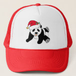 Beer Santa Kerstmis Panda Trucker Pet<br><div class="desc">Cute Kerstmis Pandas is een geweldige vakantie cadeau voor de persoon die van dieren houdt. Dit schattige zwarte en witte panda-beer draagt een rode kersthoed. Ik kan niet genoeg feestdagen en  dierencadeaus krijgen.</div>