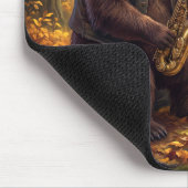 Beer Saxofoon spelend in herfstbos Muismat (Hoek)
