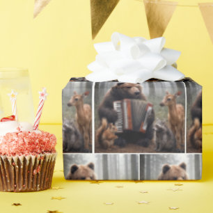 Beer speelt accordeon voor bosvrienden cadeaupapier