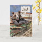 beer van de verjaardagshumor in roodboot kaart (Gele Bloem)