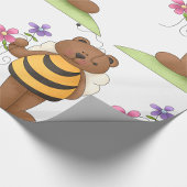 Beer verkleed als hommel met bloemen cadeaupapier