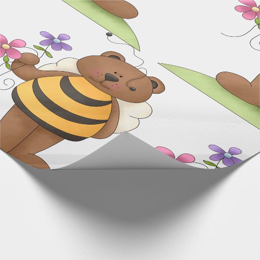 Beer verkleed als hommel met bloemen cadeaupapier