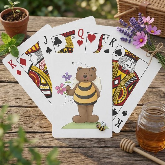 Beer verkleed als hommel met bloemen pokerkaarten
