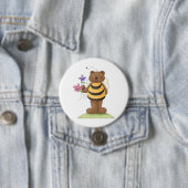 Beer verkleed als hommel met bloemen ronde button 7,6 cm (In situ)