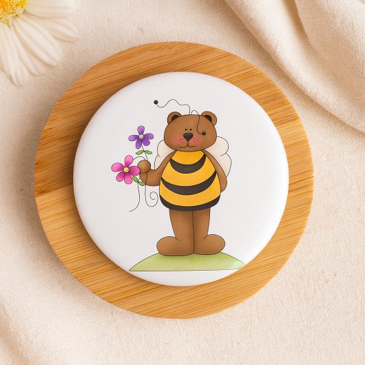 Beer verkleed als hommel met bloemen ronde button 7,6 cm
