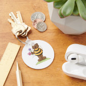 Beer verkleed als hommel met bloemen sleutelhanger