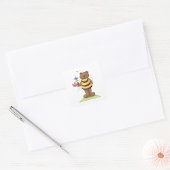Beer verkleed als hommel met bloemen vierkante sticker