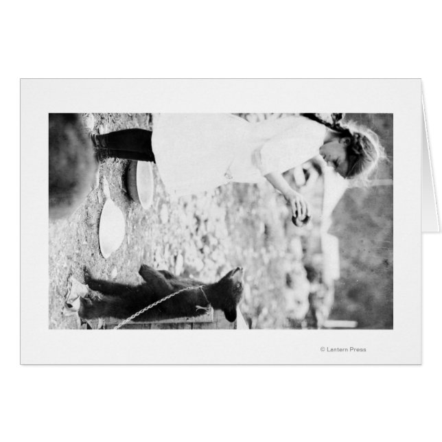 Beer voor het geven van voeding aan meisjes in het (Voorkant Horizontaal)