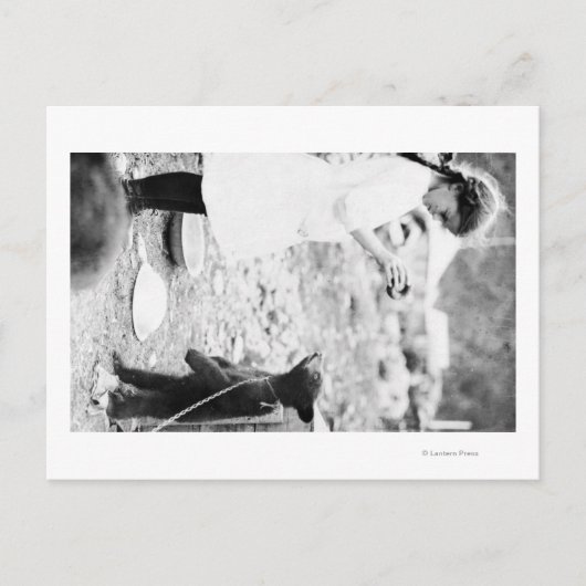 Beer voor het geven van voeding aan meisjes in het briefkaart (Voorkant)