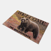 Beer wandelen in Herfst gekleurd gras foto op maat Deurmat (Schuin)