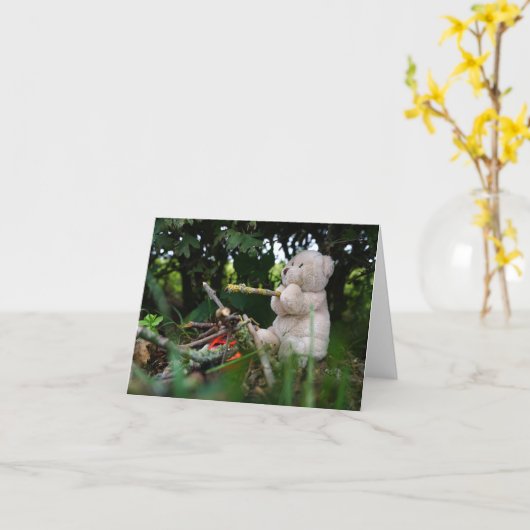 Beertje dat bij kampvuur zit. kaart (Gele Bloem)