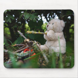 Beertje dat bij kampvuur zit. muismat