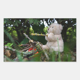 Beertje dat bij kampvuur zit. rechthoekige sticker