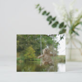 Beertje op schommel aan boom briefkaart (Staand voorkant)