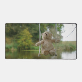 Beertje op schommel aan boom bureaumat