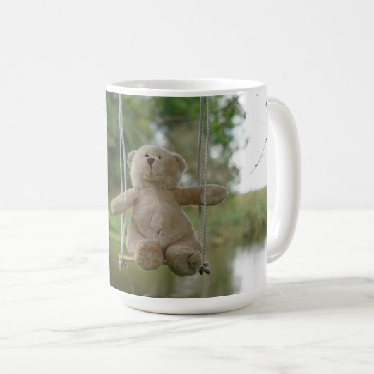 Beertje op schommel aan boom koffiemok (Voorkant rechts)