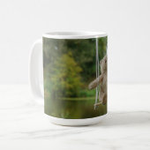 Beertje op schommel aan boom koffiemok (Voorkant links)