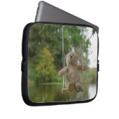 Beertje op schommel aan boom laptop sleeve (Voorkant Rechts)