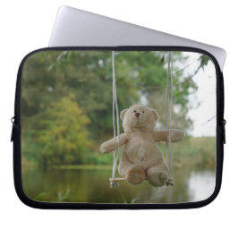 Beertje op schommel aan boom laptop sleeve