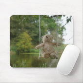 Beertje op schommel aan boom muismat (Met muis)