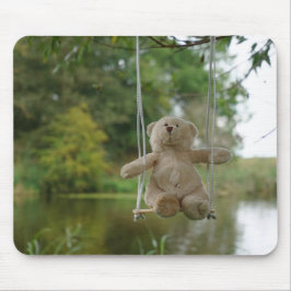 Beertje op schommel aan boom muismat