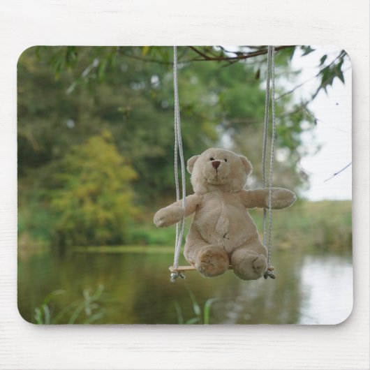 Beertje op schommel aan boom muismat (Voorkant)