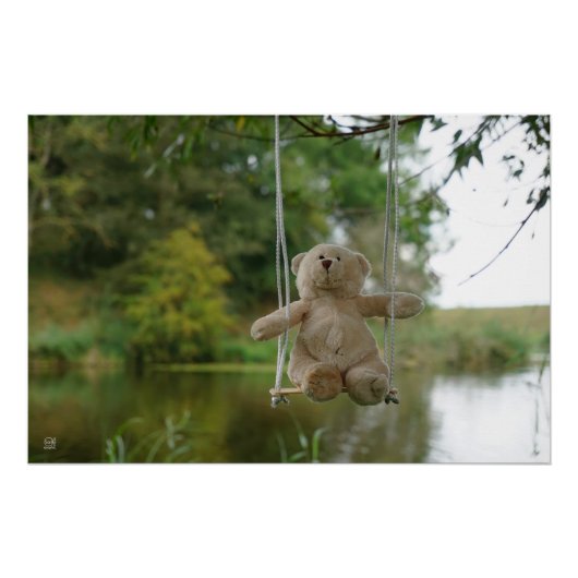 Beertje op schommel aan boom perfect poster (Voorkant)