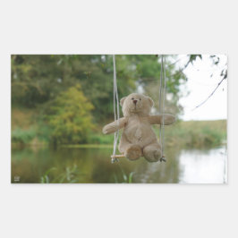 Beertje op schommel aan boom rechthoekige sticker