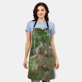 Beertje op schommel aan boom schort (Gedragen)