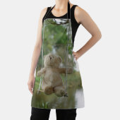 Beertje op schommel aan boom schort (Insitu)