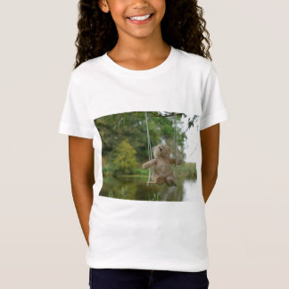 Beertje op schommel aan boom t-shirt