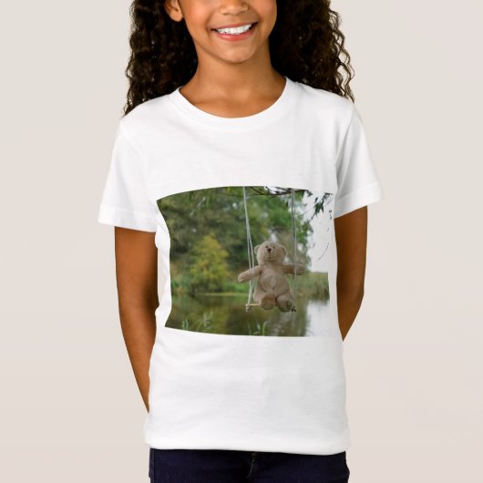 Beertje op schommel aan boom t-shirt (Voorkant)