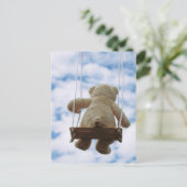 Beertje op schommel met bewolkte blauwe lucht. briefkaart (Staand voorkant)