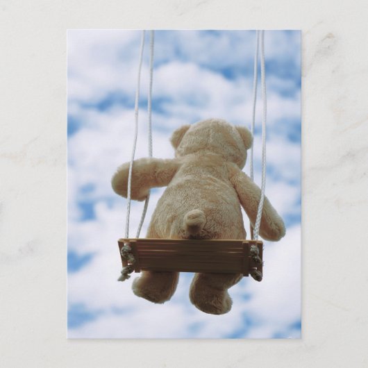 Beertje op schommel met bewolkte blauwe lucht. briefkaart (Voorkant)