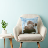 Beertje op schommel met bewolkte blauwe lucht. kussen (Stoel)