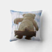 Beertje op schommel met bewolkte blauwe lucht. kussen (Achterkant)