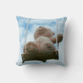 Beertje op schommel met bewolkte blauwe lucht. kussen