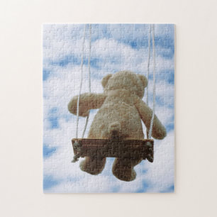 Beertje op schommel met bewolkte blauwe lucht. legpuzzel