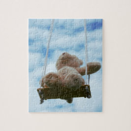 Beertje op schommel met bewolkte blauwe lucht. legpuzzel