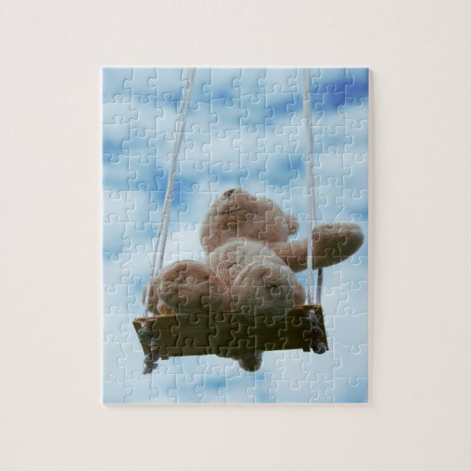 Beertje op schommel met bewolkte blauwe lucht. legpuzzel (Verticaal)