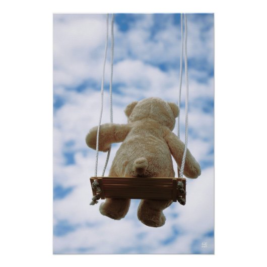 Beertje op schommel met bewolkte blauwe lucht. perfect poster (Voorkant)