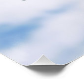 Beertje op schommel met bewolkte blauwe lucht. perfect poster (Hoek)